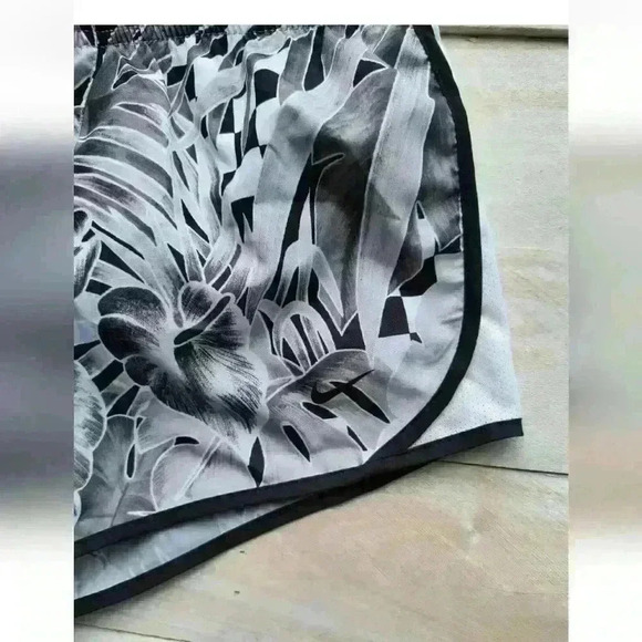 Nike Dri Fit Tropical Print Athletic Shorts Standard Fit Girls Size M NWT - Picture 2 of 6